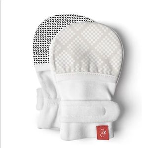 Goumi Kids reversible black and beige prints mittens